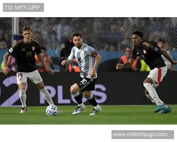 梅西在补时阶段单刀突袭被迅速回追的防守球员成功破坏